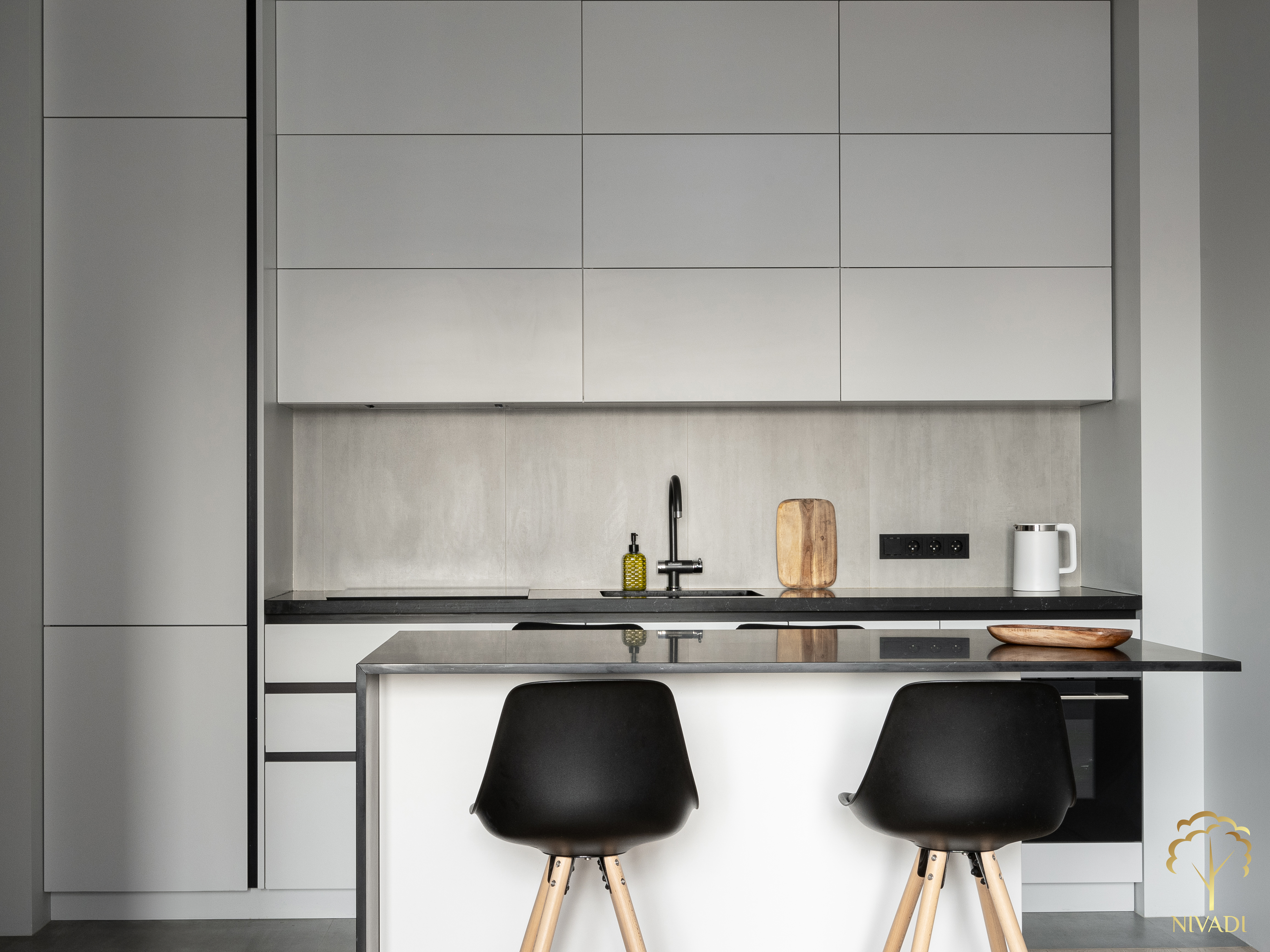 Кухня белая с островом